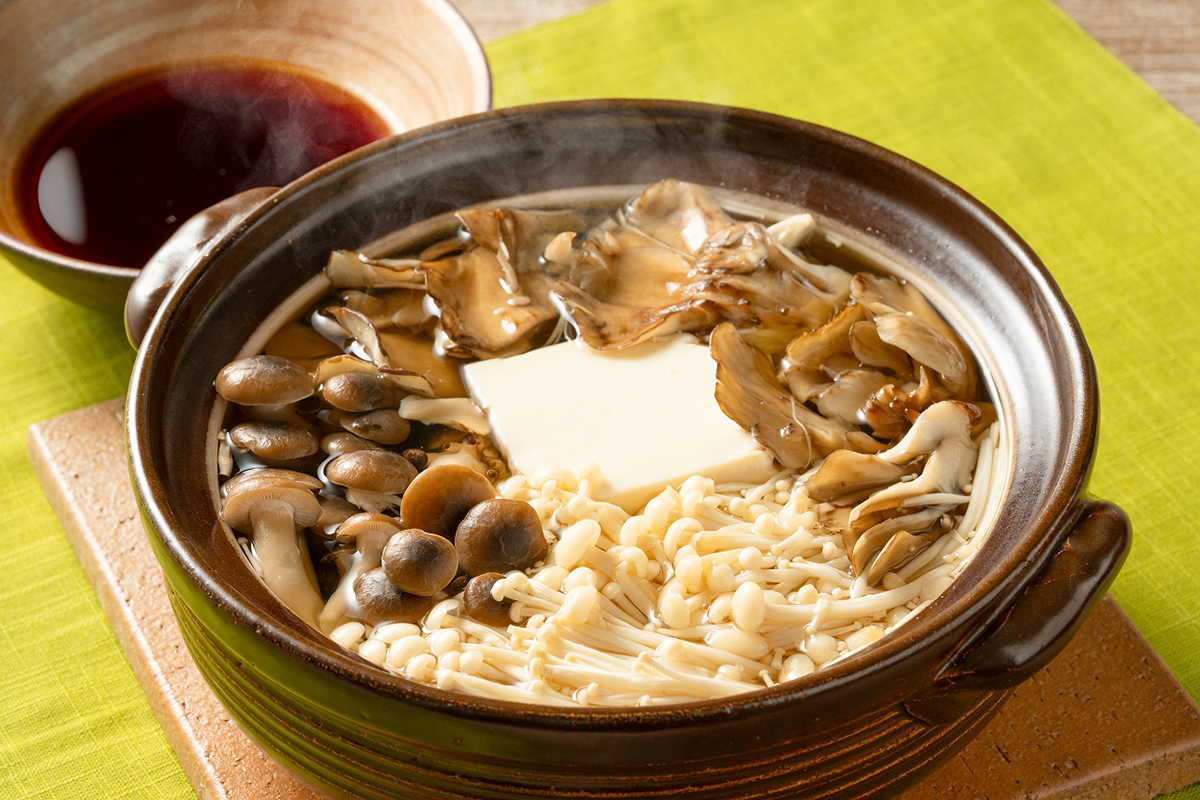 汁までおいしいきのこの湯豆腐