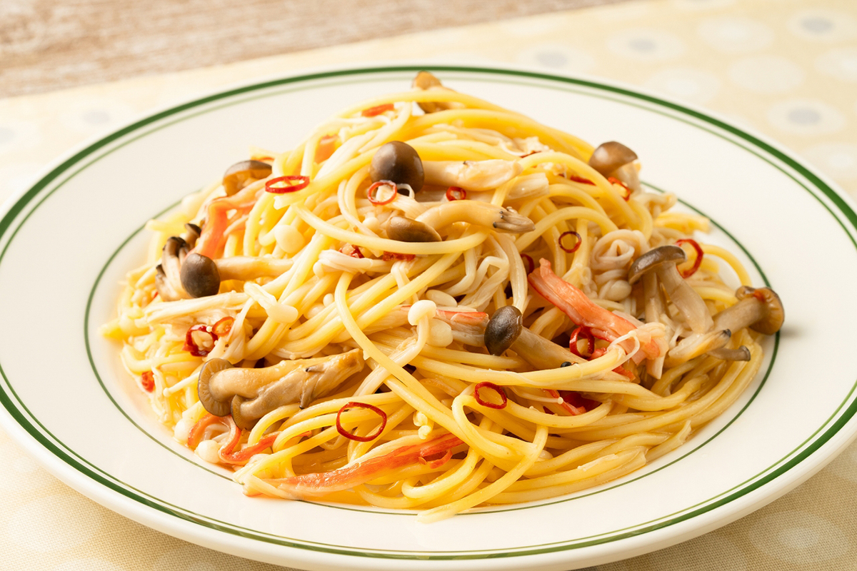 きのことカニカマのスパゲティ・ペペロンチーノ