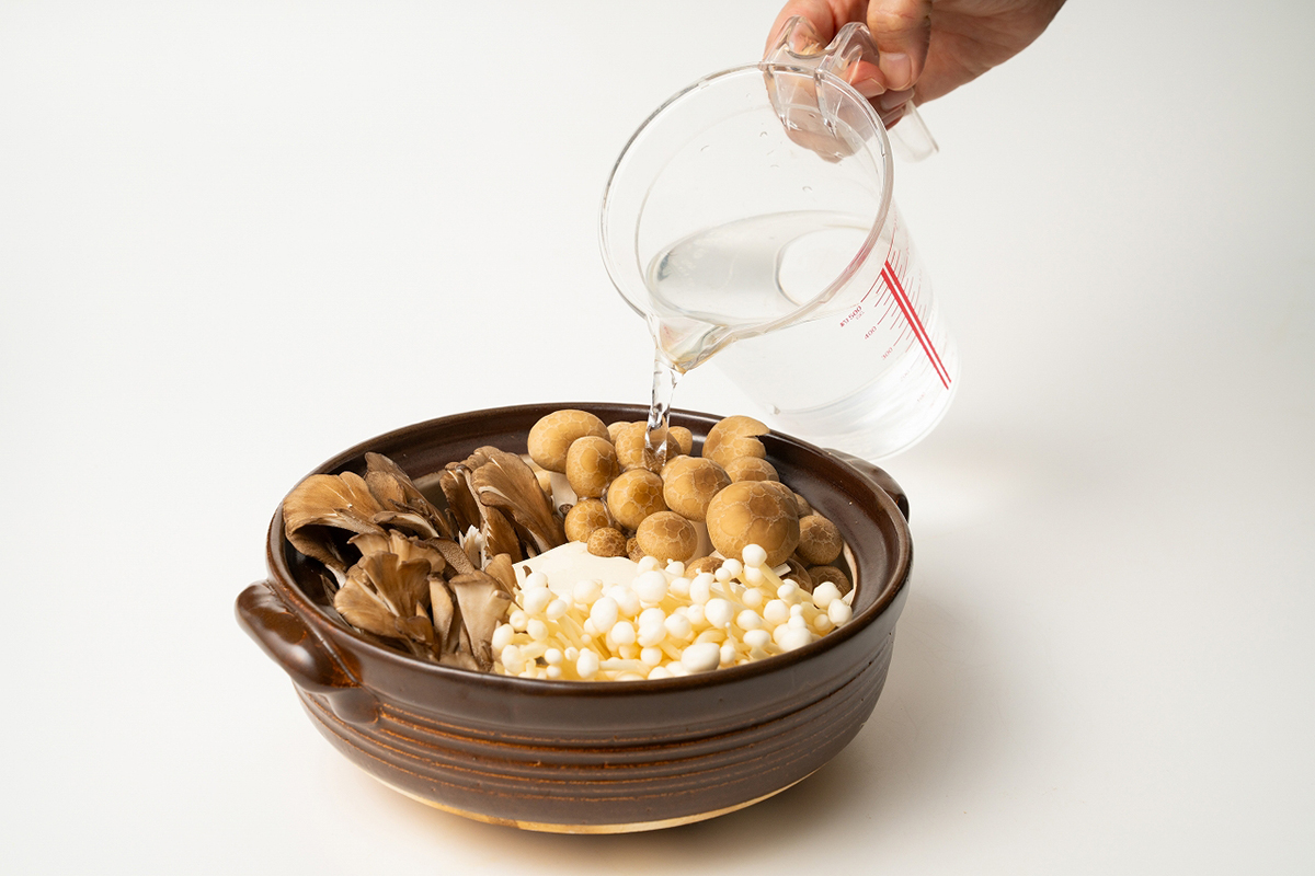 汁までおいしいきのこの湯豆腐
