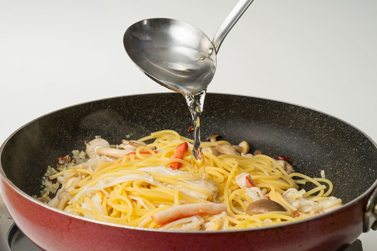 きのことカニカマのスパゲティ・ペペロンチーノ
