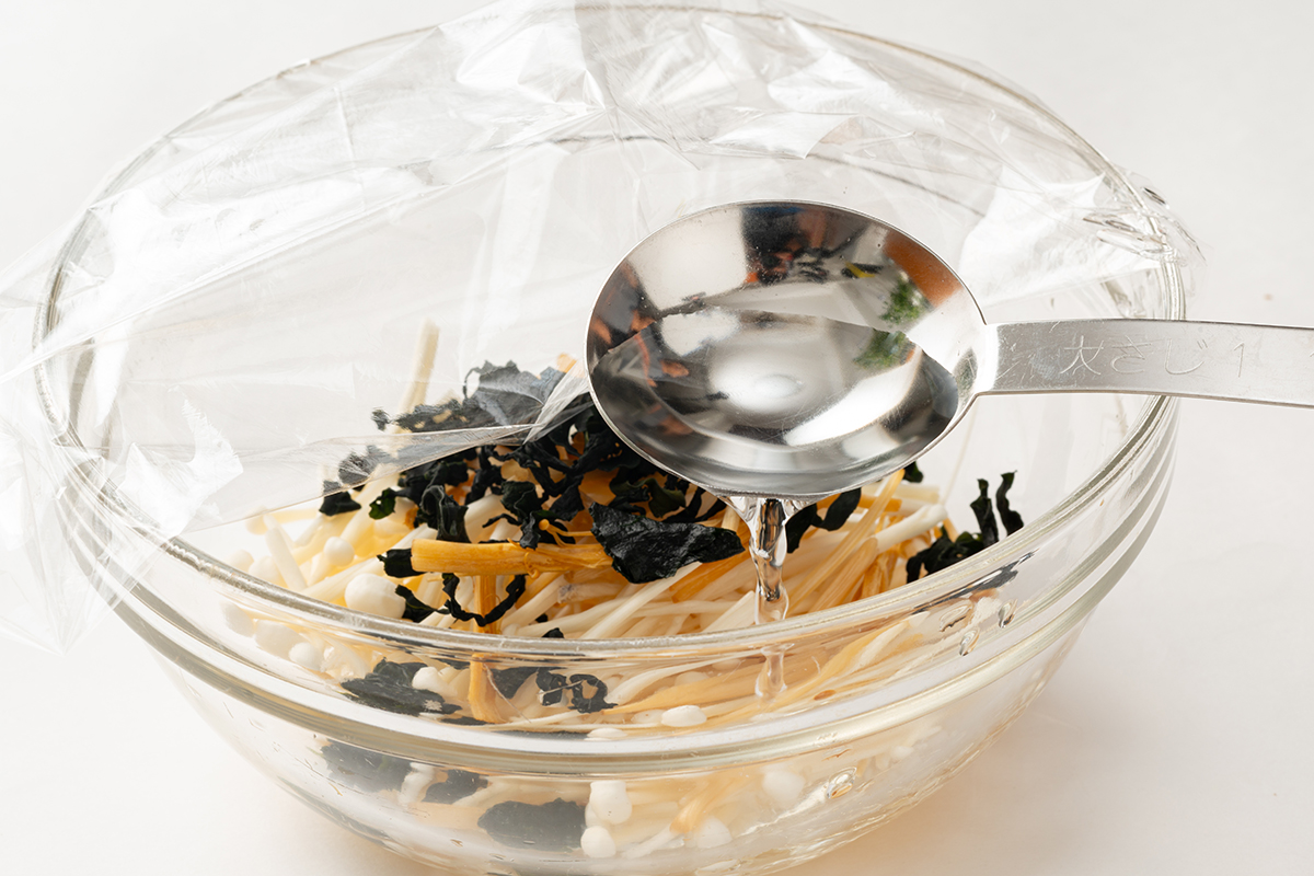 えのきとわかめのレンジ蒸し